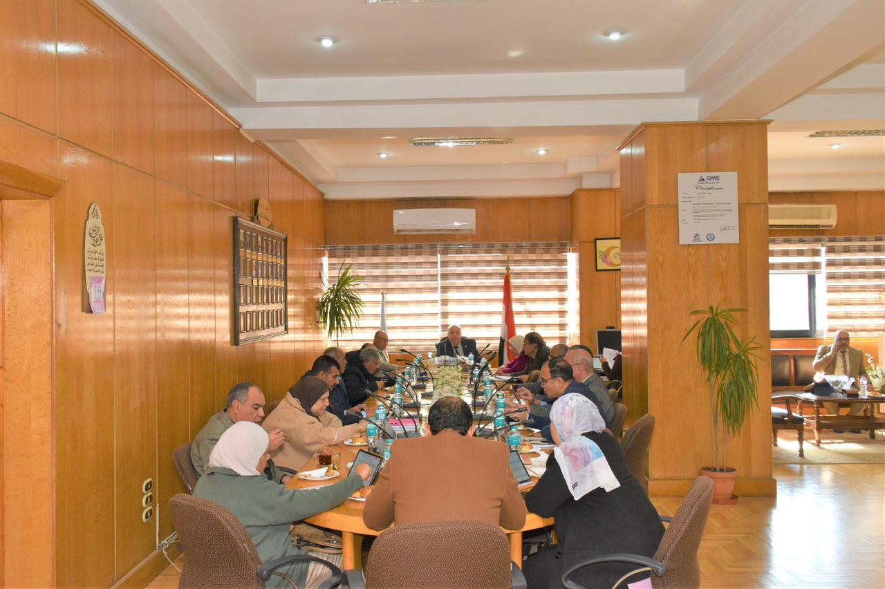 برئاسة عميد الكلية: انعقاد الاجتماع الشهري لمجلس كلية التجارة عن شهر ديسمبر ٢٠٢٥